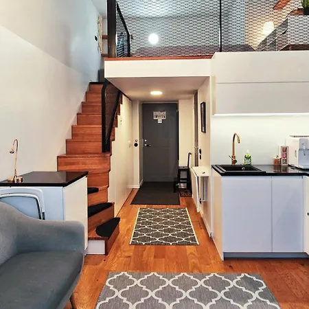 Stylish Historic Loft - Your Comfy Old Town Stop!